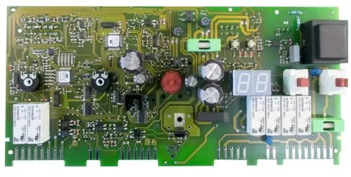 Regelungsplatine mit mehreren elektronischen Komponenten, Relais und Anzeigeelementen, hergestellt von der Marke Wolf.